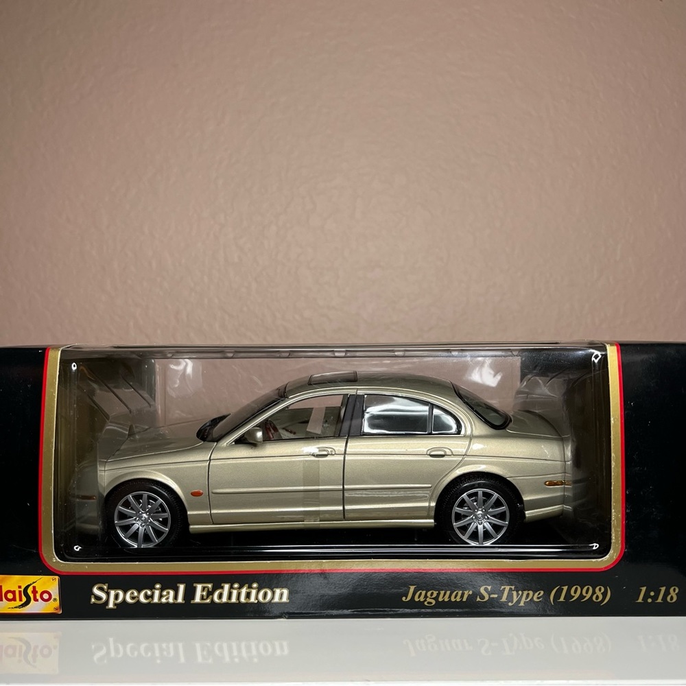 Maisto 1/18 Scale Model Car 31865 - 1999 Jaguar S-Type - Gold